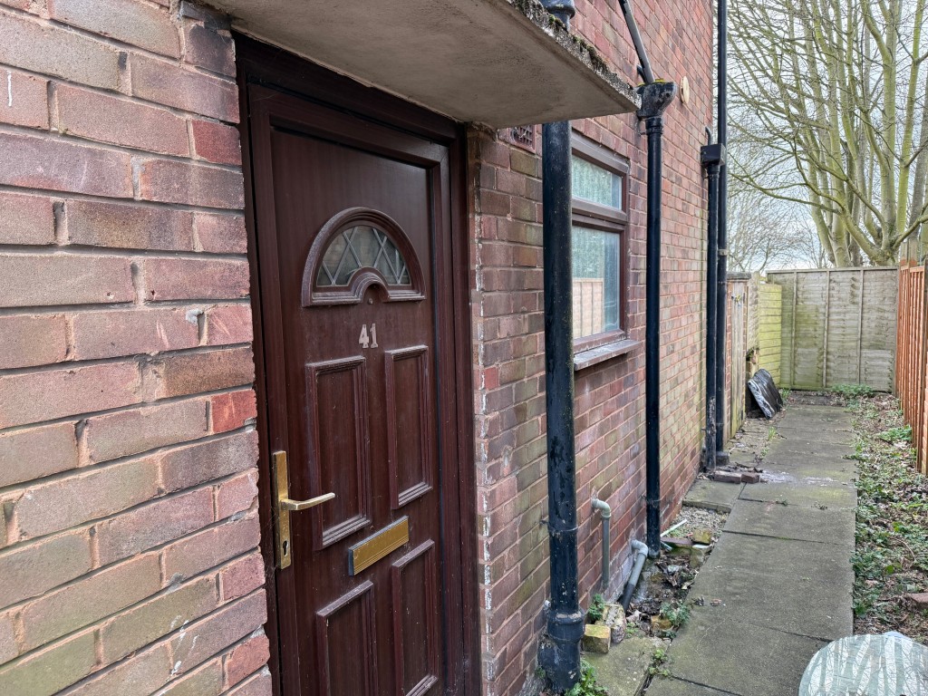 Lot: 177 - TWO-BEDROOM GROUND FLOOR MAISONETTE WITH GARDEN - Entrance door to the side of the property